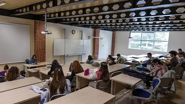 Gönüllü öğrencilerden depremzede çocuklara destek