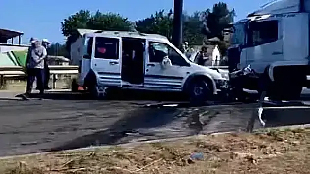 Hafif Ticari Araç Tırla Kafa Kafaya Çarpıştı