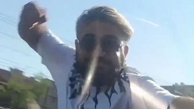 Hamile kadının arabasını yumrukladı