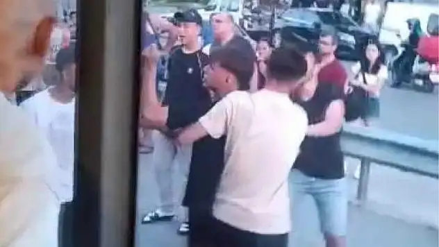 İETT Otobüsüne Saldırı: Silivri-Avcılar Metrobüs Hattında Doluluk Nedeniyle Kapılar Açılmayınca Tartışma Çıktı