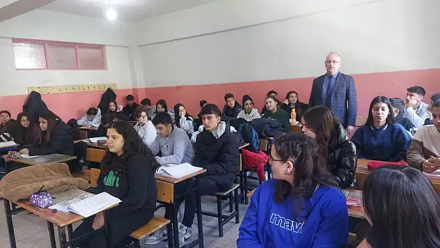 İlçe Milli Eğitim Müdürü Sunullah Desticioğlu, İlkkurşun Mesleki ve Teknik Anadolu Lisesi'ni Ziyaret Etti