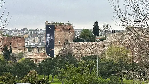 İstanbul surlarındaki Erdoğan afişine CHP’den tepki
