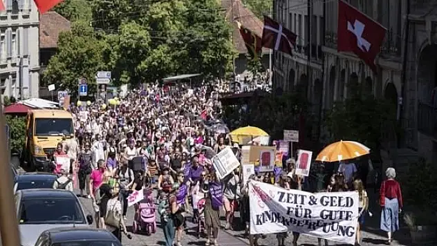 İsviçre’de kadınlar sokağa döküldü