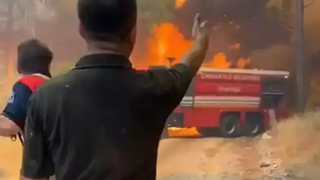 İtfaiye Aracı Alevlerin Arasında Kaldı: Ekipler Canını Zor Kurtardı