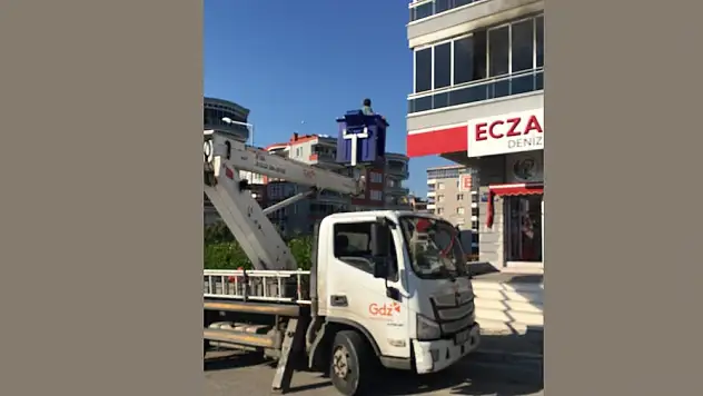 İtfaiyeden önce iş makinesi kurtardı