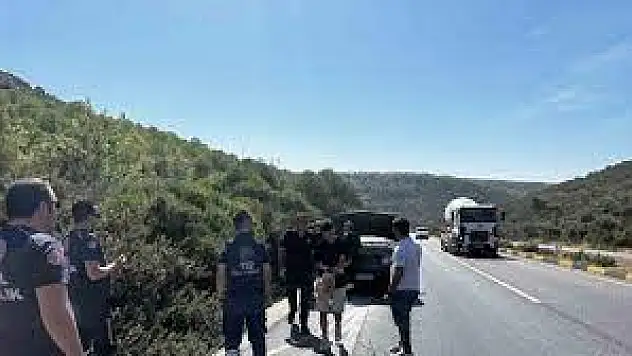 İtfaiyenin hızlı müdahalesi, otomobili yanmaktan kurtardı