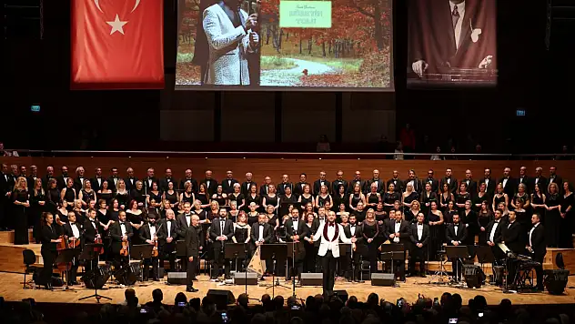 İzmir Büyükşehir Belediyesi Korosu 'Sonbahar Şarkıları'yla Mest Etti