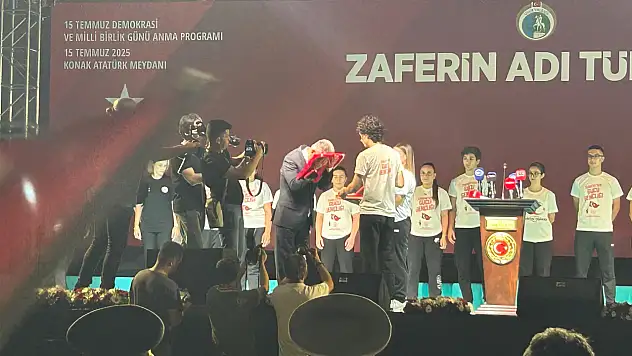 İzmir'de 15 Temmuz'un 9. Yılında Anma Töreni: 'Gençler Uyanık, Hainliğe Karşı Hazırlıklı Olsun'