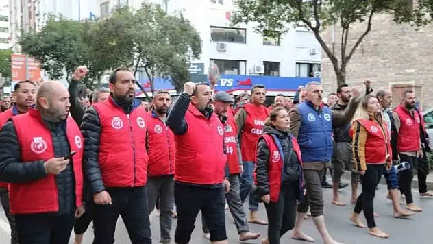 İzmir'de Maaş krizi: Çıplak Maaşa Çıplak Ayak Yürüyüşü