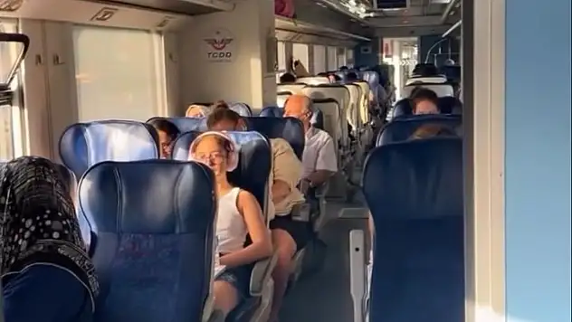 İZMİR – ÖDEMİŞ TRENİNDE KLİMA KRİZİ: YOLCULAR SICAKTA PERİŞAN OLDU