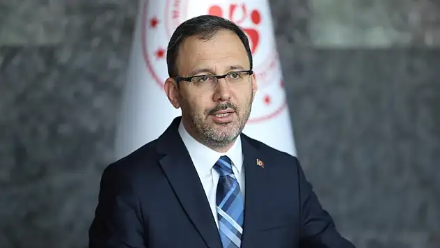 İzmir Vergi Dairesi’ndeki seçim pankartı tepki çekti