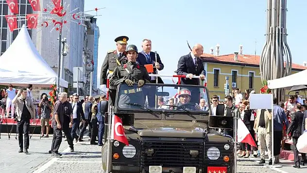 İzmir’de 30 Ağustos Zafer Bayramı coşkuyla kutlandı