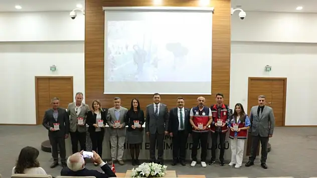 İzmir’de Afet Gönüllülerine Plaket Verildi
