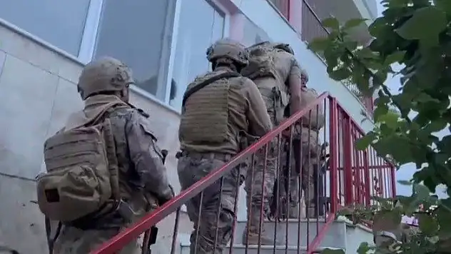 İzmir’de geniş çaplı uyuşturucu operasyonu