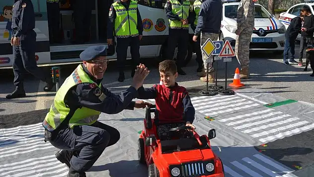 Jandarmadan Afetzede Çocuklara Trafik Etkinliği