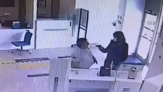 Kadın kılığına giren adam banka soydu