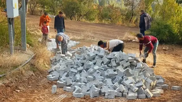 KİRAZ AKPINAR'DA VATANDAŞLAR YOLUNU KENDİLERİ DÖŞÜYOR: 'HAYVANIMIZI SATTIK, TAŞ ALDIK'
