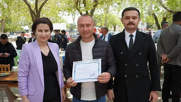 Kiraz Belediyesi çalışanlarına teşekkür belgesi takdim etti