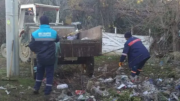 Kiraz Belediyesi Merkez Mahallelerde Enkaz Temizliği Çalışmalarına Devam Ediyor