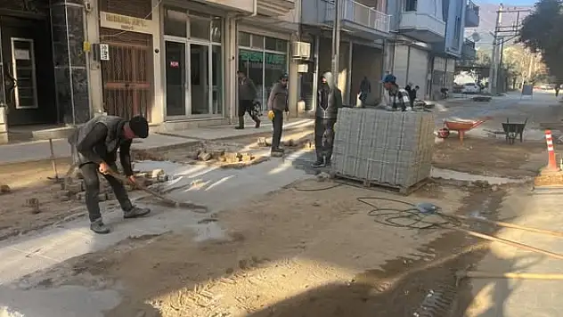 KİRAZ'DA İSTİKLAL MAHALLESİ'NDE TAŞ TAMİRATI SÜRÜYOR