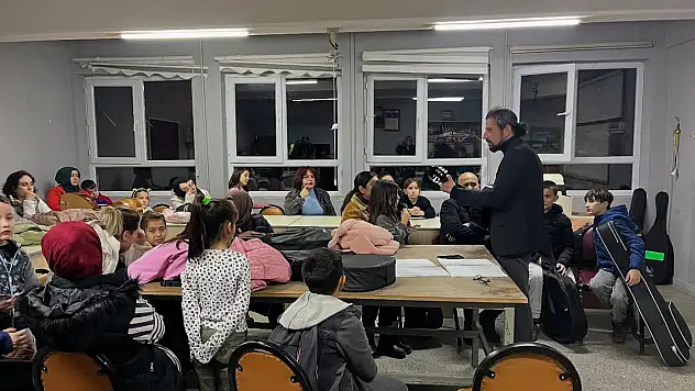 Kiraz'da Sanat Rüzgarı: Ücretsiz Bağlama ve Gitar Kursları Başladı