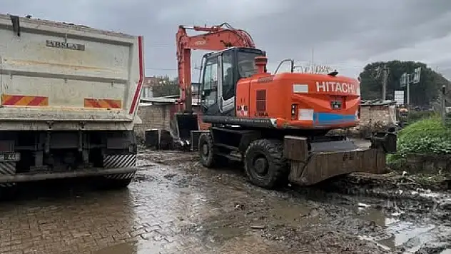 Kiraz'da Sanayi Sitesi Deresi Temizlendi