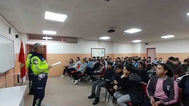 Kiraz Jandarmasından Öğrencilere Trafik Bilinci Eğitimi