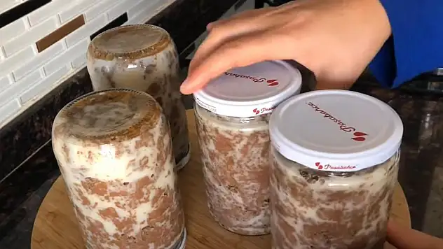 Kırmızı eti saklamak için dolapta yer aramayın. İşte konserve kavurma tarifi!