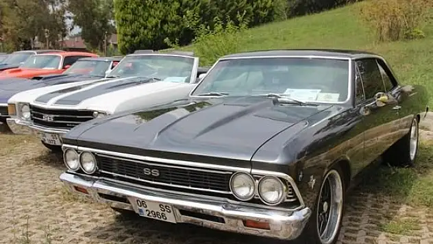 Klasik otomobil tutkunları Buca’da buluştu