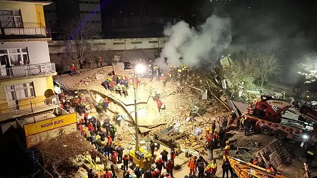 Konya'da 4 katlı bina çöktü: Bir kişi yaşamını yitirdi, üç kişi sağ kurtarıldı