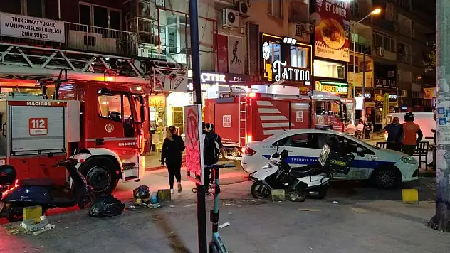Bornova’da korkutan yangın: 3 itfaiye ekibi birden geldi!