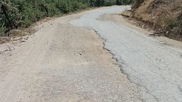 Köylü Vatandaş İsyan Etti: 'Kiraz Mersinlidere'nin Yolları Hâlâ Yapılmadı!'