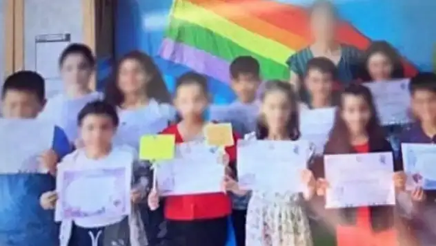 LGBT bayrağı önünde fotoğraf çekilen öğretmen hakkında işlem başlatıldı