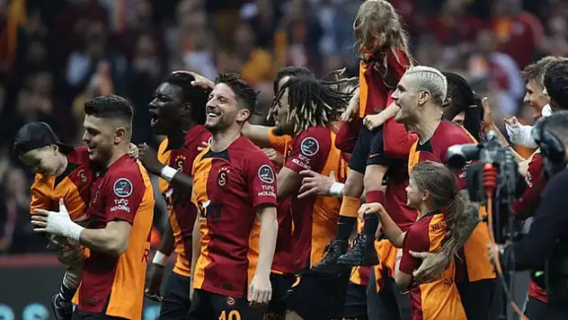 Liderler şampiyonluğunu ilan eden Galatasaray’ı kutladı