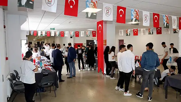 Lisede bilim şenliği