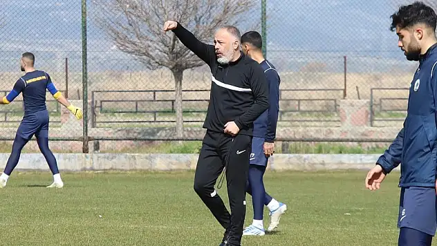 Menemen FK, Özden Töraydın'la yollarını ayırdı  