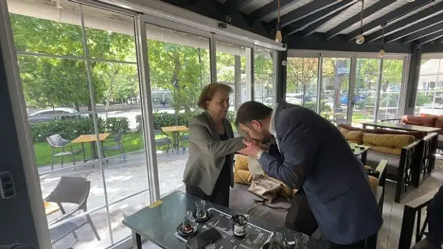 Mitingin ardından saldıran genç, CHP'li kadının elini öpüp özür diledi!