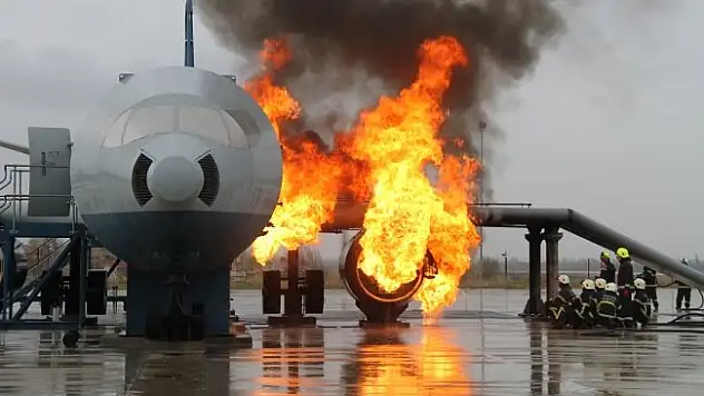 Motoru alev alan uçak acil iniş yaptı