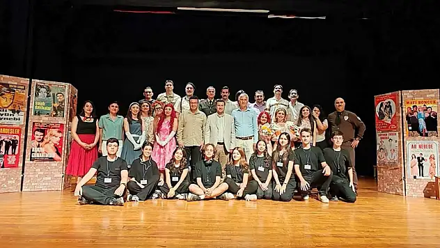 Nostalji Dolu Tiyatro Gösterisi Tirelilere Unutulmaz Anlar Yaşattı