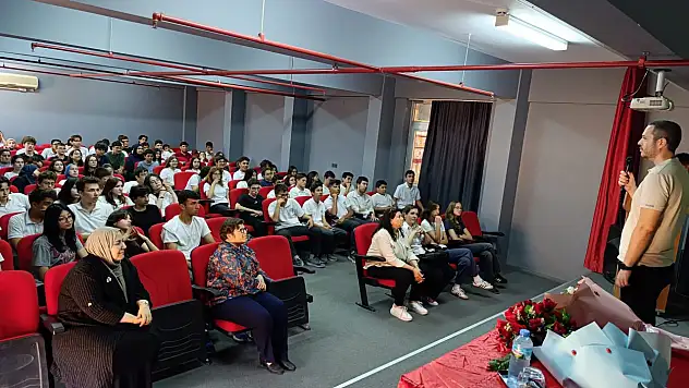 Ödemiş Ayhan Kökmen Fen Lisesi'nde 'Yapay Zeka' Söyleşisi Gerçekleştirildi