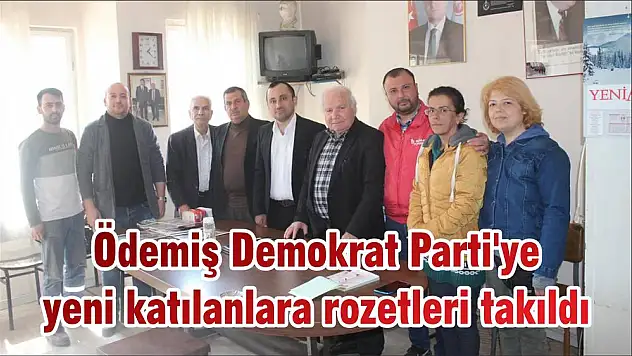 Ödemiş Demokrat Parti'ye yeni katılanlara rozetleri takıldı