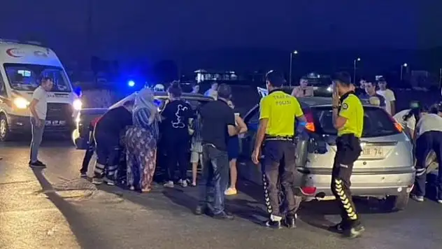 ÖDEMİŞ DEVLET HASTANESİ ÖNÜNDE KAZA: 2 YARALI HASTANEYE KALDIRILDI