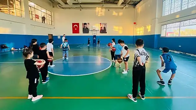 Ödemiş Gençlik Merkezi'nde Basketbol Eğitimi Devam Ediyor