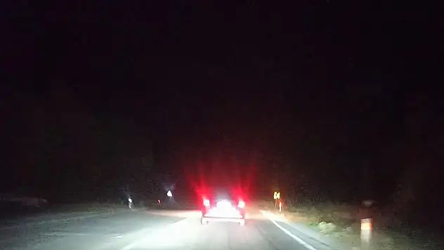 ÖDEMİŞ GÖLCÜK YAYLASINDA GECE YARISI SÜRÜCÜDEN DUYARSIZ HAREKET: YOLA SİGARA İZMARİTİ ATTILAR