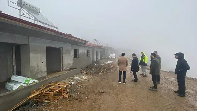 ÖDEMİŞ KAYMAKAMI YANGIN MAĞDURU MAHALLELERDE İNCELEMELERDE BULUNDU