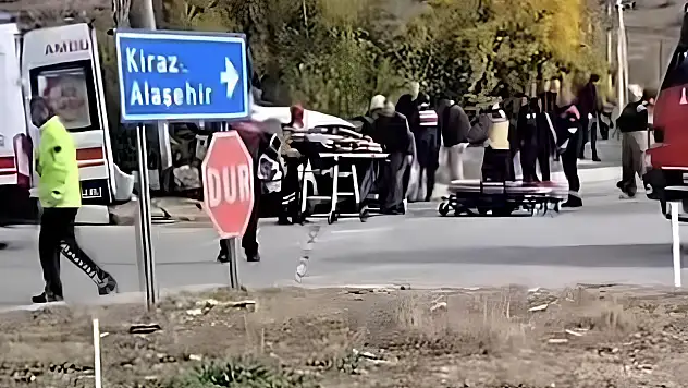 Ödemiş Kaymakçı'da İki Araç Çarpıştı: 5 Yaralı