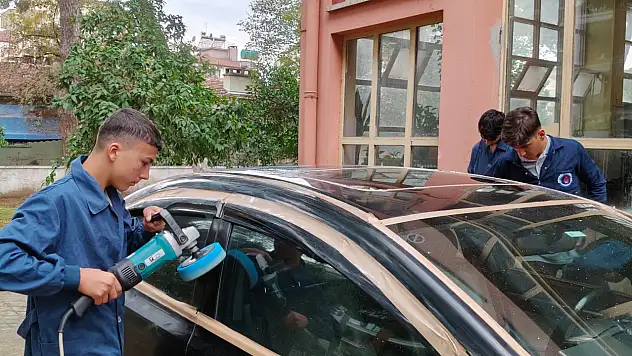 Ödemiş Mesleki Lisesi Öğrencileri Oto Boya Eğitimi Alıyor