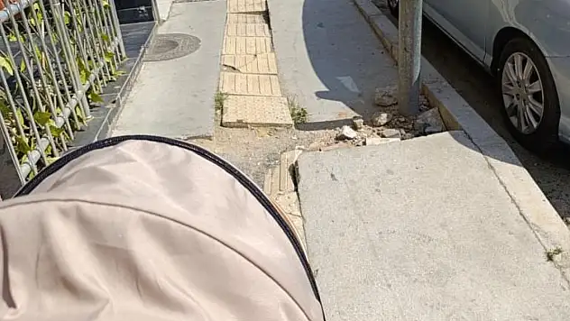 ÖDEMİŞ'TE BEBEK ARABALARI KALDIRIMLARDA İLERLEYEMİYOR