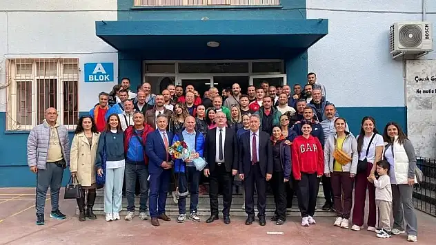 Ödemiş'te Beden Eğitimi Öğretmenleri Bir Araya Geldi, Emekli Öğretmen Hayati Gezgen Onurlandırıldı