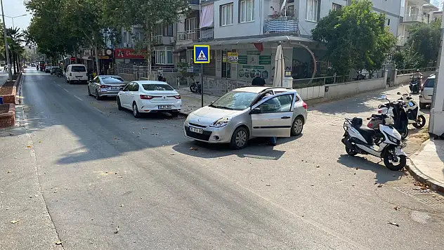 ÖDEMİŞ'TE BÖLÜNMÜŞ YOLDAN CADDEYE ÇIKAN ARAÇ KAZAYA NEDEN OLDU: MOTOSİKLET SÜRÜCÜSÜ YARALANDI